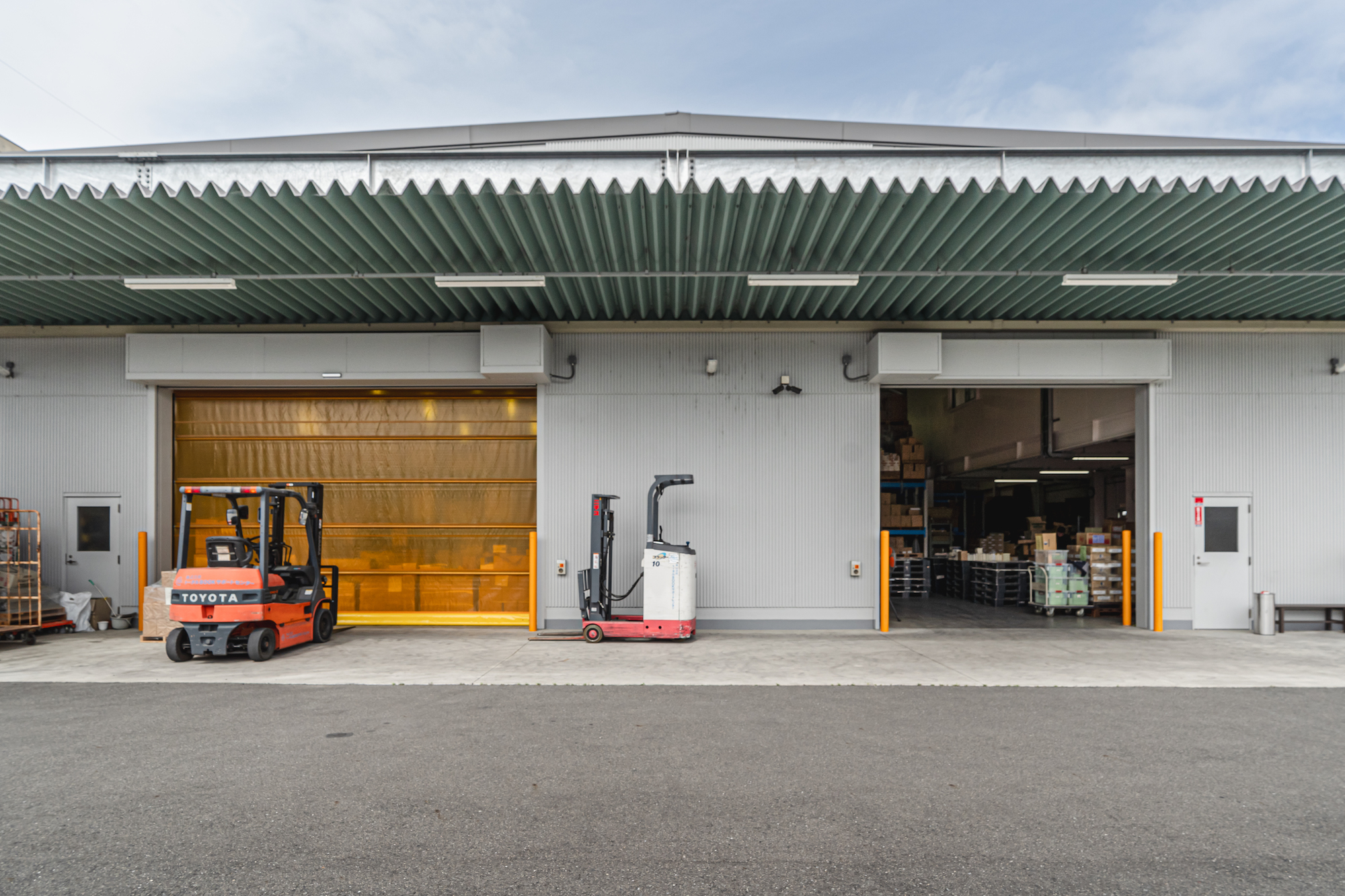 フォークリフトで荷物を搬入する様子
