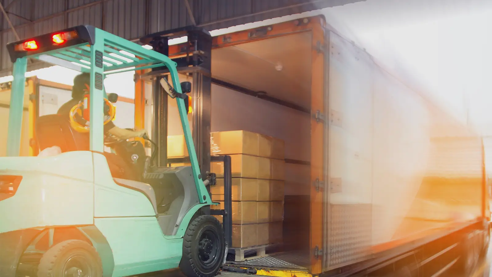 フォークリフトで荷物を搬入する様子